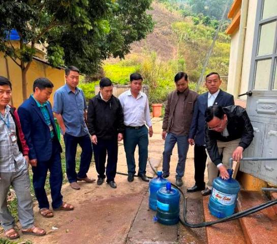 Nhóm thiện nguyện và giáo xứ Sơn La tặng 2 máy lọc nước